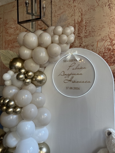 Zbliżenie na personalizowane koło akrylowe i girlandę balonową boho