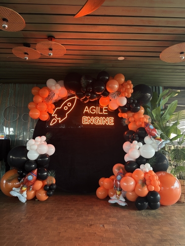 Kosmiczna ścianka balonowa z neonem LED i rakietami na event firmowy Kraków
