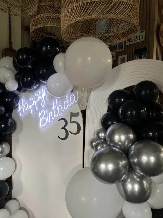 Podświetlany neon LED Happy Birthday i cyfra 35 na białej ściance z balonami