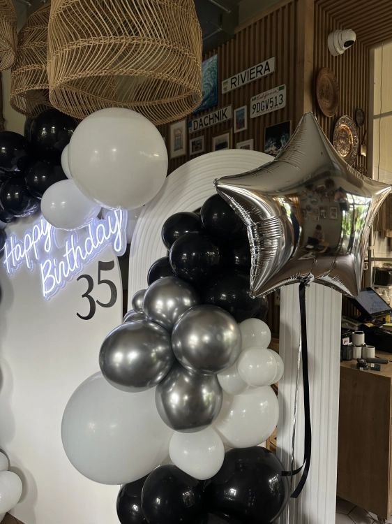Podświetlany neon LED Happy Birthday i cyfra 35 na białej ściance z balonami