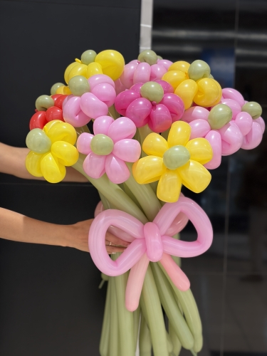 GIGANTYCZNY BUKIET z kwaitów balonowych – 18 kwiatów na 18 urodziny