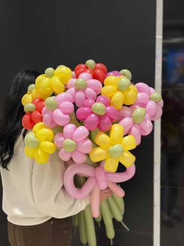 GIGANTYCZNY BUKIET z kwaitów balonowych – 18 kwiatów na 18 urodziny