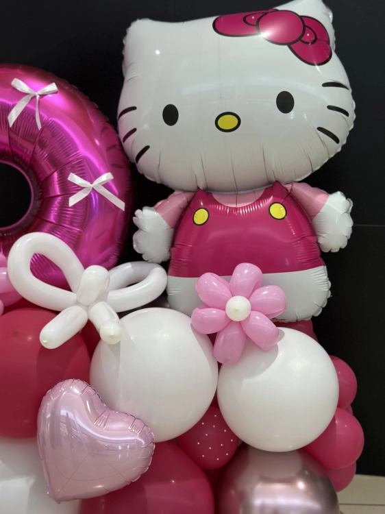 Ekskluzywna dekoracja balonowa stojąca z CYFRĄ FUKSJA I HELLO KITTY BalonoGram