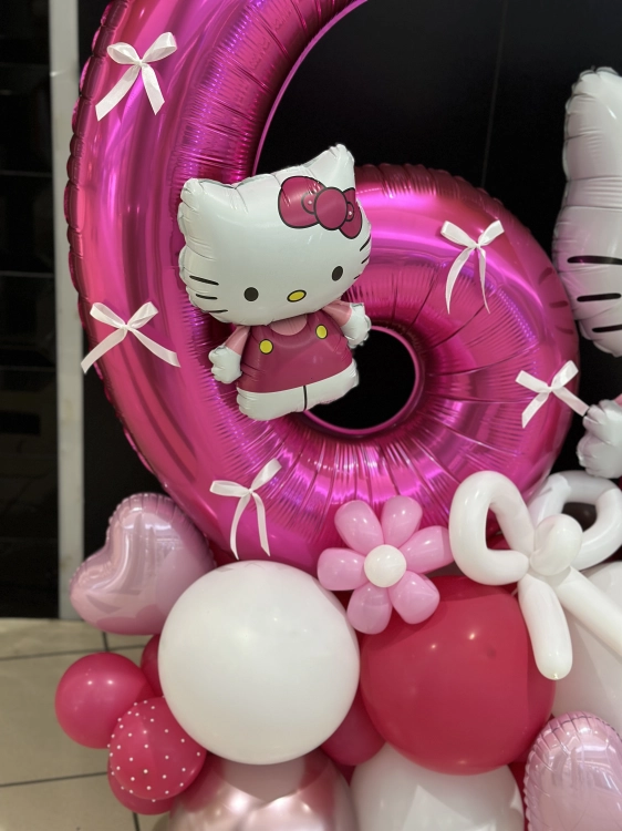 Ekskluzywna dekoracja balonowa stojąca z CYFRĄ FUKSJA I HELLO KITTY BalonoGram
