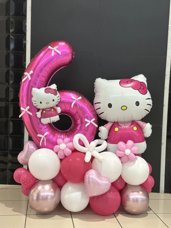 Ekskluzywna dekoracja balonowa stojąca z CYFRĄ FUKSJA I HELLO KITTY BalonoGram