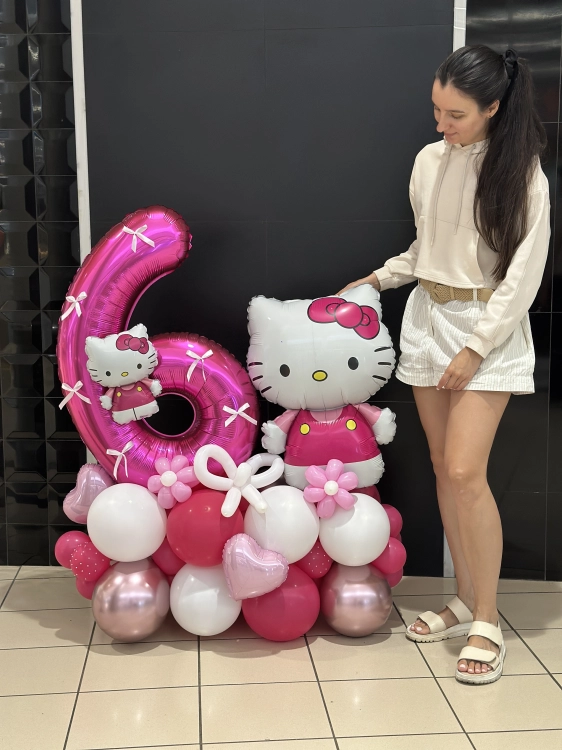 Ekskluzywna dekoracja balonowa stojąca z CYFRĄ FUKSJA I HELLO KITTY BalonoGram